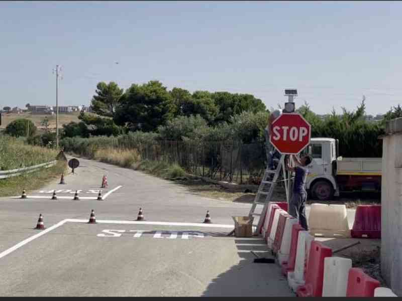 Immagine articolo: Lido Fiori, istallata nuova segnaletica sulla Sp 50 diversi incidenti. Oggi tecnici del Comune a lavoro