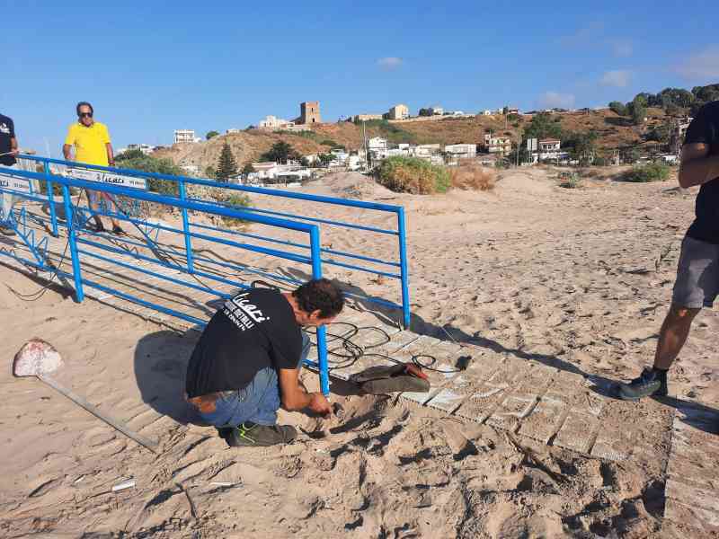 Immagine articolo: Porto Palo, imprenditore dona scivolo che collega il molo alla spiaggia di Porto Palo