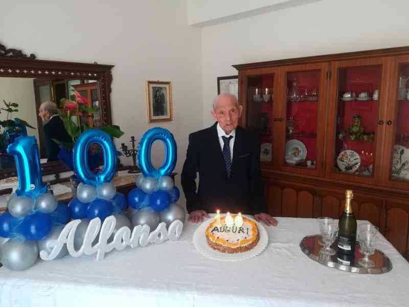 Immagine articolo: Menfi, nonno Alfonso compie 100 anni. Una vita per la famiglia e l’amore infinito per la moglie Teresa