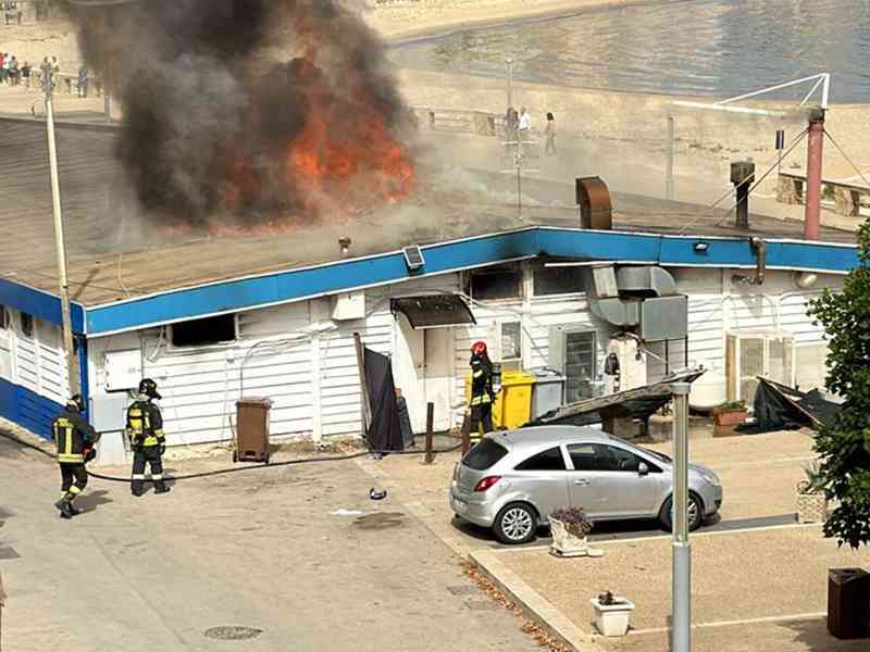 Immagine articolo: Sciacca. In fiamme il ristorante “Al Porticello“ in località Stazzone. Sfiorata la tragedia durante lo spegnimento