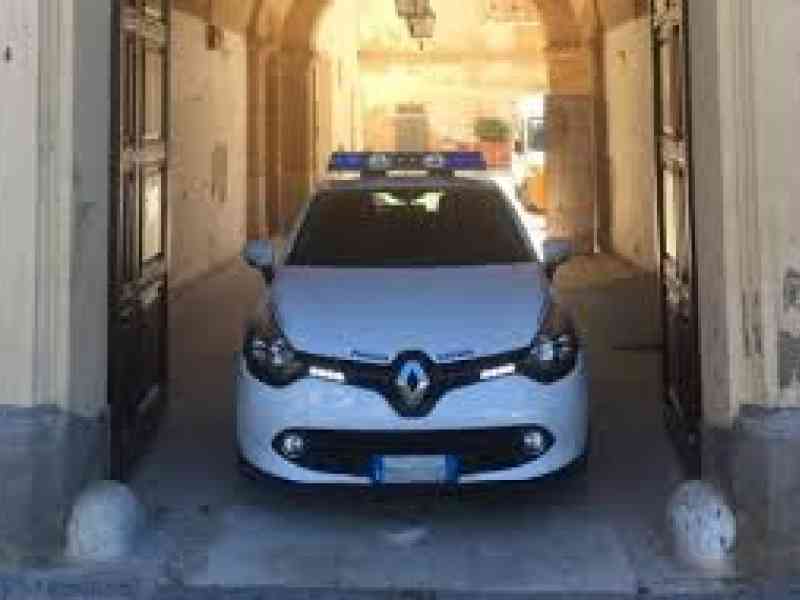 Immagine articolo: Menfi. La polizia locale aiuta un'anziana signora in vacanza a ritrovare casa