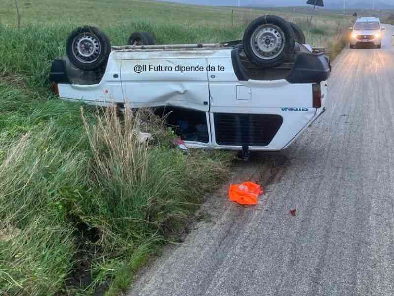 Immagine articolo: Menfi . A pochi centinaia di metri dal bivio Misilbesi , cappotta utilitaria. Ferita la conducente . Trasportata all’ospedale di Sciacca