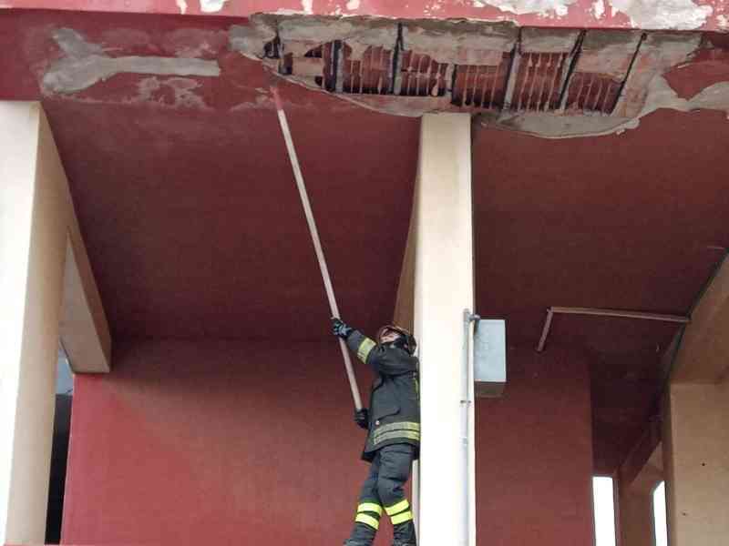 Immagine articolo: S. Margherita, in C.so Dante Alighieri si distaccano calcinati. Sul posto i Vigili del fuoco
