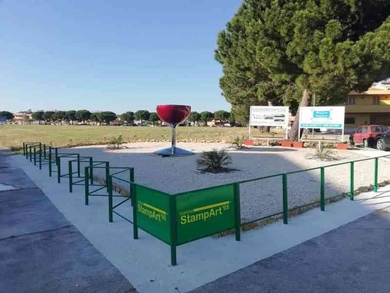 Immagine articolo: Menfi, ritorna il simbolo di Inycon. La bottiglia si rialza di nuovo. Ieri posato il bicchiere. Viviani: “presto una innovativa bottiglia“