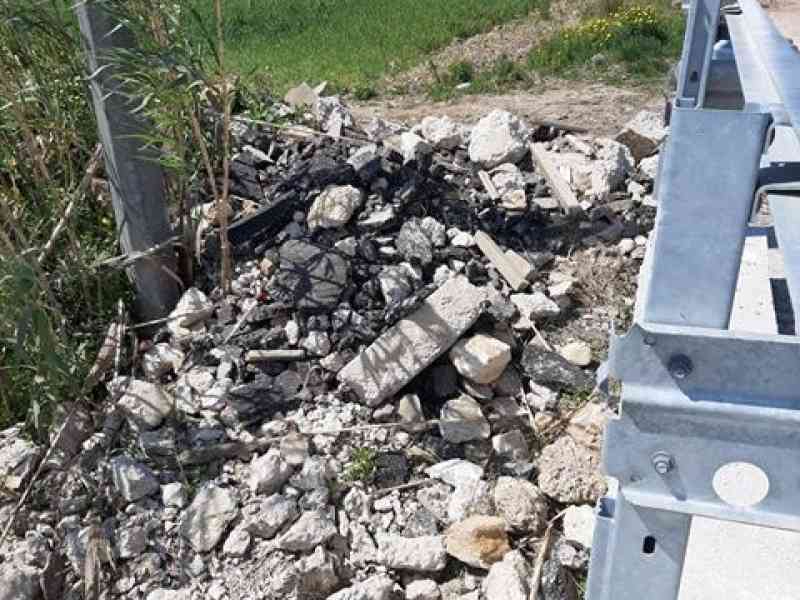 Immagine articolo: Il lettore scrive: “Lido Fiori, calcestruzzo e non solo lungo le sponde del fiume Carboy dopo lavori di messa in sicurezza del ponte. Si intervenga“