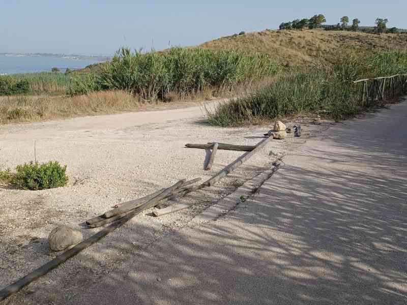 Immagine articolo: Auto lungo pista ciclabile. Comune intervenga con blocchi di cemento”. Denuncia del consigliere Clemente