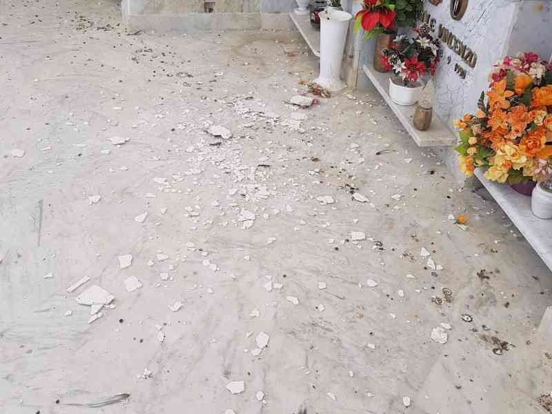 Immagine articolo: Montevago, cadono calcinacci all'interno del cimitero. L'appello dei cittadini: “Si intervenga prima che succeda qualcosa“