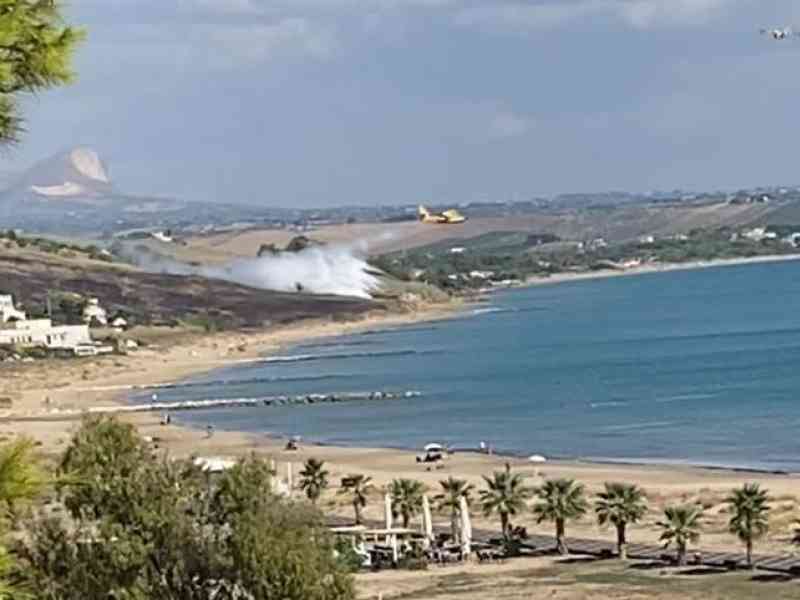 Immagine articolo: Incendio tra Porto Palo e Cipollazzo. Intervengono i canadair