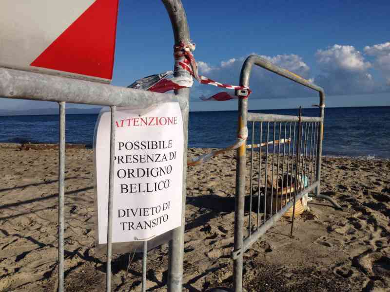 Immagine articolo: Palombari della Marina lo scorso 22 Agosto in azione a Lido Fiori. Rimossa dalla spiaggia una mina anticarro tedesca