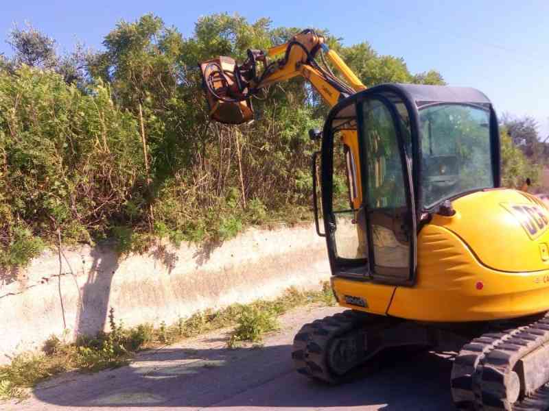 Immagine articolo: S.Marghertita, iniziati i lavori di pulizia dei cigli stradali con l'ausilio di un braccio decesplugliatore