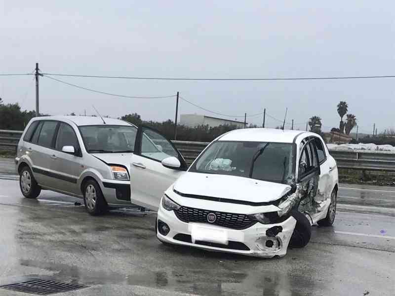 Immagine articolo: Grave scontro tra quattro auto sulla S.S. 115. Feriti due menfitani. Sul posto Vv del Fuoco e Polizia
