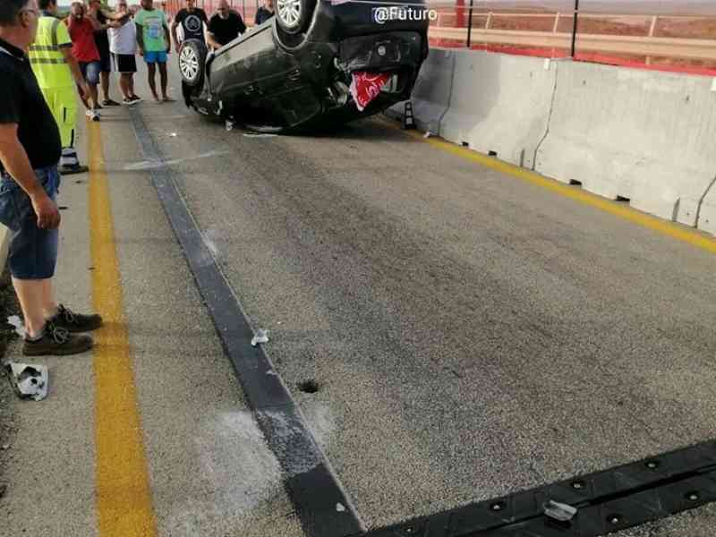Immagine articolo: Automobilista menfitano impatta contro una transenna in cemento armato e si cappotta sulla S115 Menfi -Sciacca.