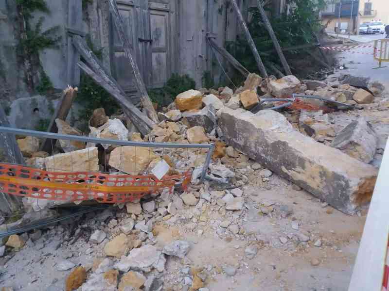 Immagine articolo: S. Margherita, crolla parte di Porta Nuova. Tutelare le tracce del passato o l'incolumità pubblica?