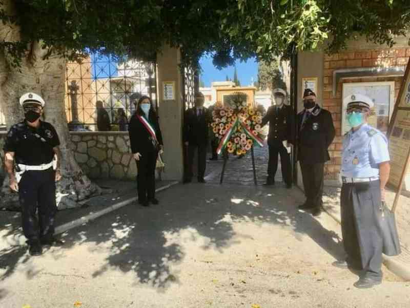 Immagine articolo: Menfi. Al cimitero comunale per la commemorazione dei defunti deposta una corona di fiori da parte dell'Amministrazione