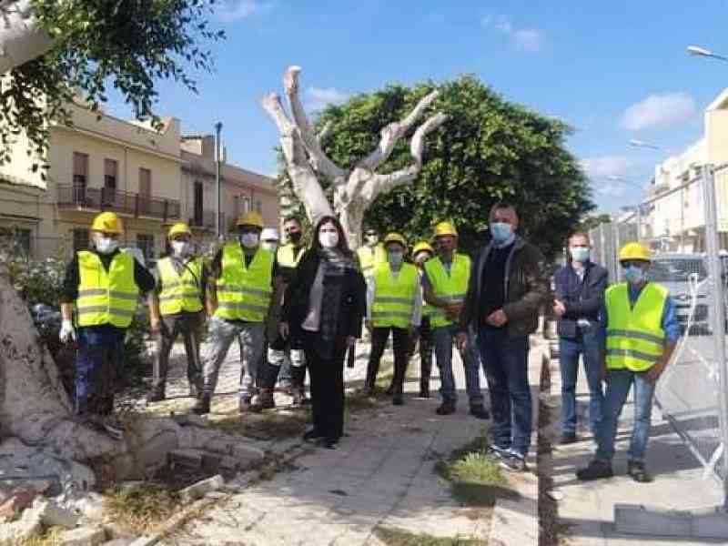 Immagine articolo: Menfi, cantieri scuola al via. Sarà sistemata la pavimentazione di un piazzale.