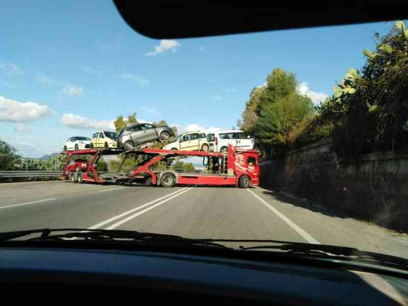 Immagine articolo: Inversione di marcia di una bisarca sullo scorrimento veloce Sciacca - Palermo