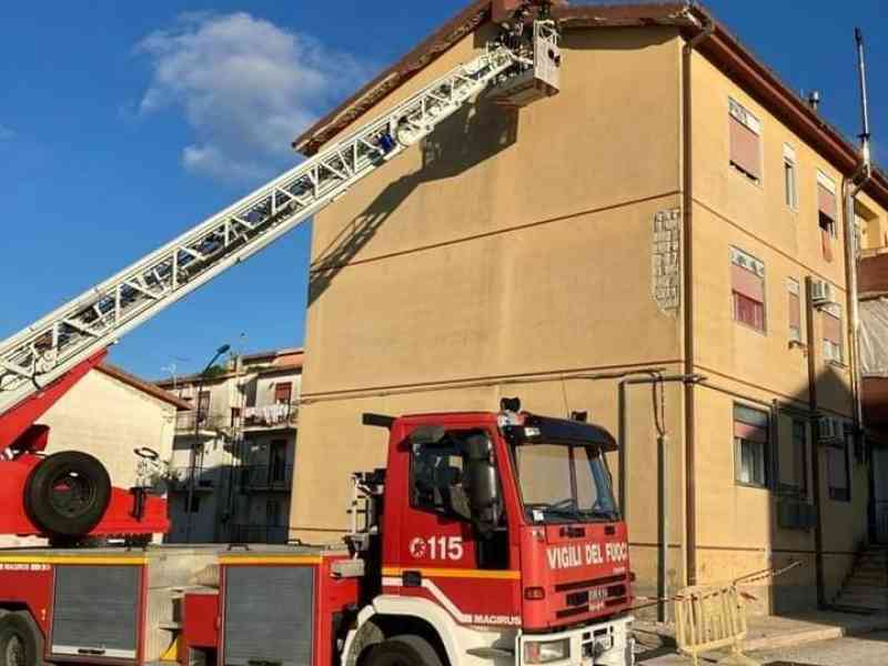 Immagine articolo: Santa Margherita di Belice. Caduta di calcinacci da un cornicione di via Fiume.