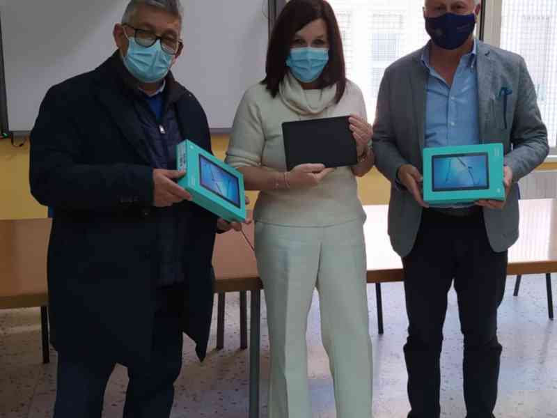 Immagine articolo: Menfi, il Rotary consegna i tablet per la DAD all’Istituto Santi Bivona