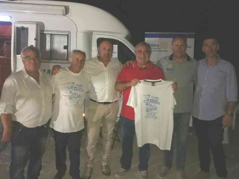 Immagine articolo: Menfi. Distribuiti numerosi etilometri dal Camper del Rotary contro l'alcolismo