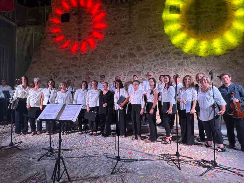 Immagine articolo: Grande successo per l'esibizione del Coro Polifonico Belice Canto tra i ruderi di Salaparuta