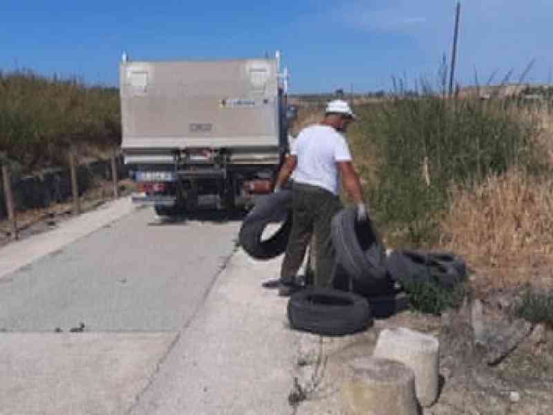 Immagine articolo: Menfi, copertoni per auto e camion abbandonati sul territorio. Via alla bonifica straordinaria