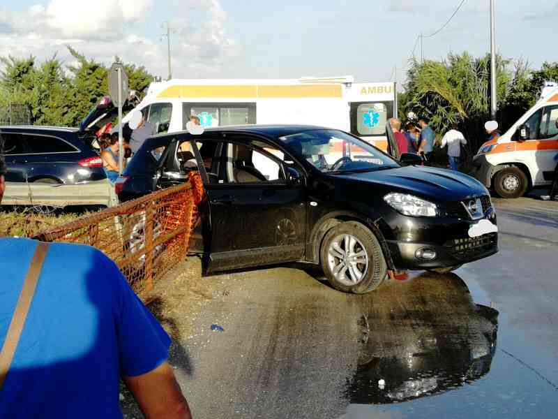 Immagine articolo: Fiori. Sopralluogo dei tecnici sul luogo dell'incidente dove è morto il piccolo Marco