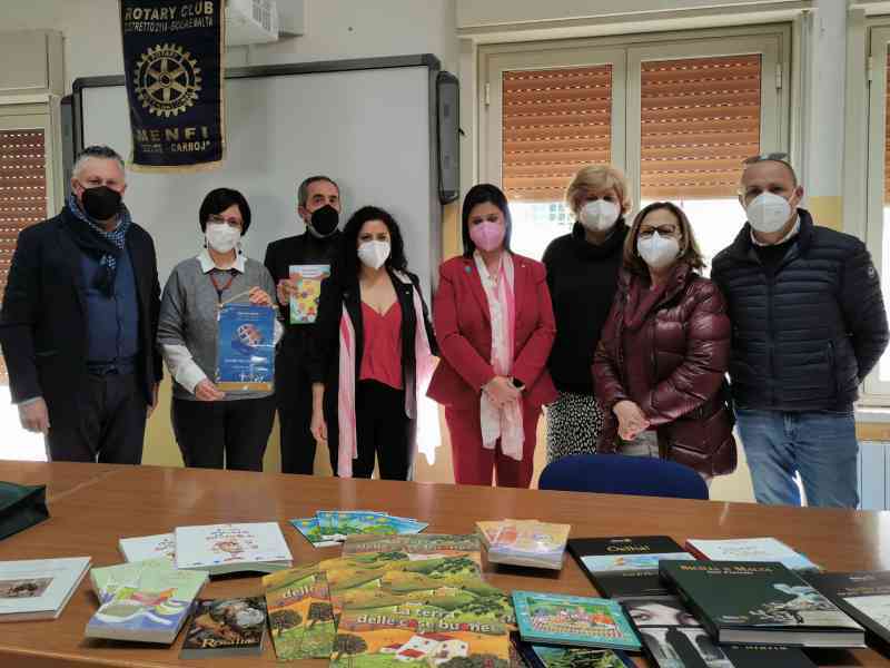 Immagine articolo: Menfi: il Rotary dona i libri all'Istituto Comprensivo “S. Bivona“