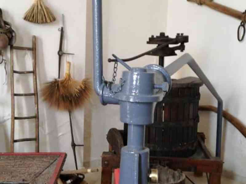 Immagine articolo: Calatafimi Segesta. Ripristinata pigiatrice al museo S. Francesco. La barra è stata donata da Antonio Scandariato