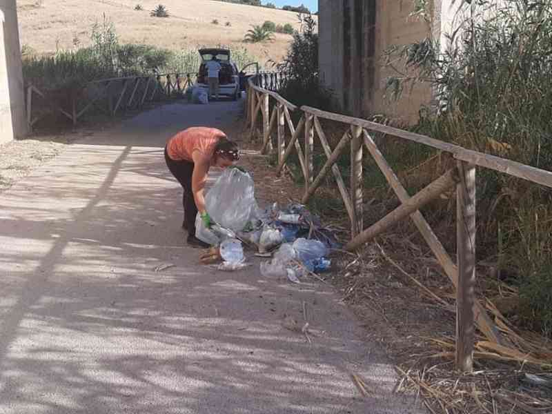 Immagine articolo: Menfi, blitz contro gli incivili. Controlli nei sacchi dei rifiuti abbandonati nei pressi della pista ciclabile e non solo