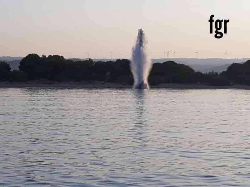 Immagine articolo: Lido Fiori , artificieri disinnescano una mina anticarro presente in mare.  Intervenuti i sommozzatori del gruppo SDAI della Marina Militare