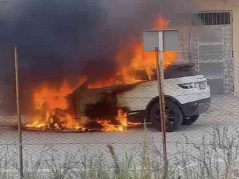 Immagine articolo: Menfi. Land Rover Defender a fuoco in centro