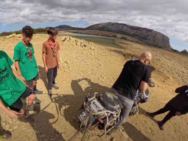 Immagine articolo: Gli scout di Menfi soccorrono un motociclista impantanato nel fango. IL VIDEO