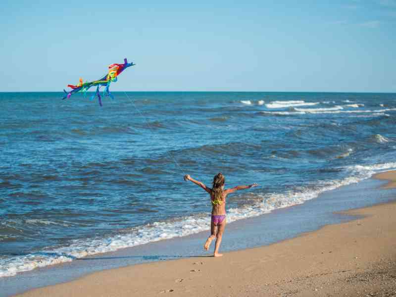 Immagine articolo: “Festa degli Aquiloni“. I bimbi di Menfi si preparano a far volare i propri aquiloni in spiaggia