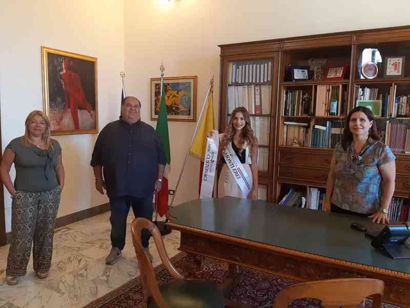 Immagine articolo: Menfi, la giovane menfitana Paola Gambina ricevuta dall’Amministrazione Mauceri. A Novembre parteciperà alle Nazionali di Miss Italia