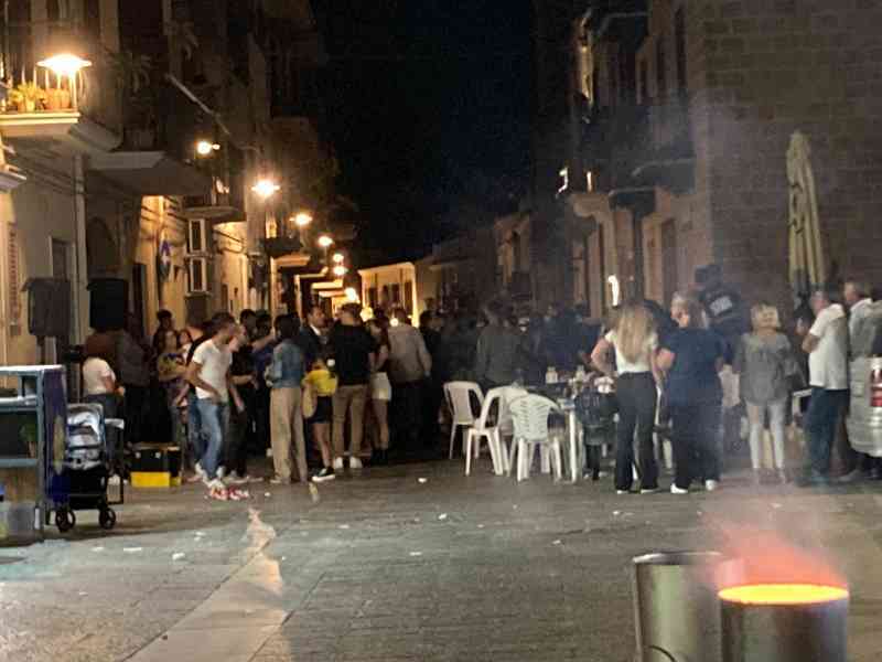 Immagine articolo: Menfi in Festa. Auto tenta l'accesso al centro durante i festeggiamenti. Fermata dalla folla