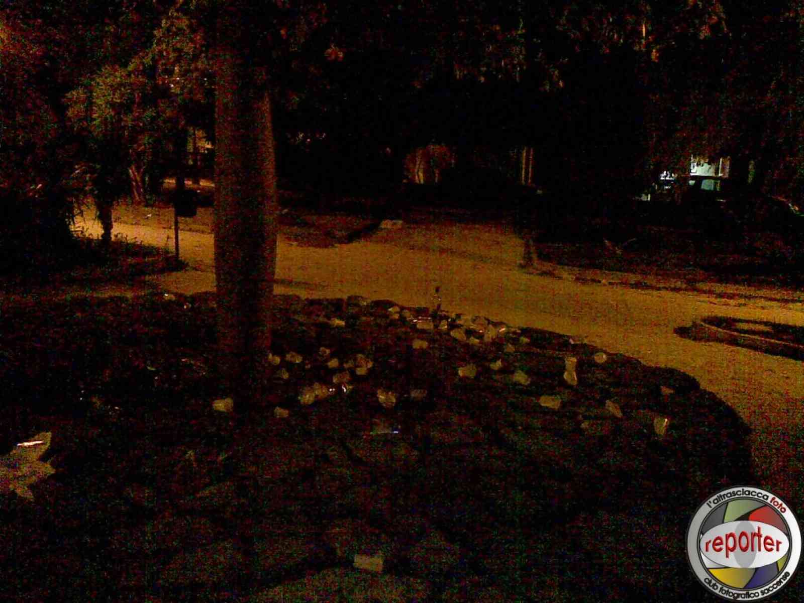 Bottiglie, tovaglioli, bicchieri, lattine e sacchetti per terra nella Villetta Lombardo