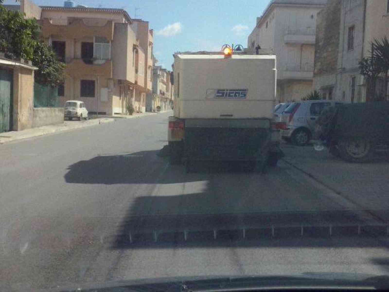Menfi. Ritorna lo spazzolone per la pulizia delle strade, ma sui social scoppia la polemica