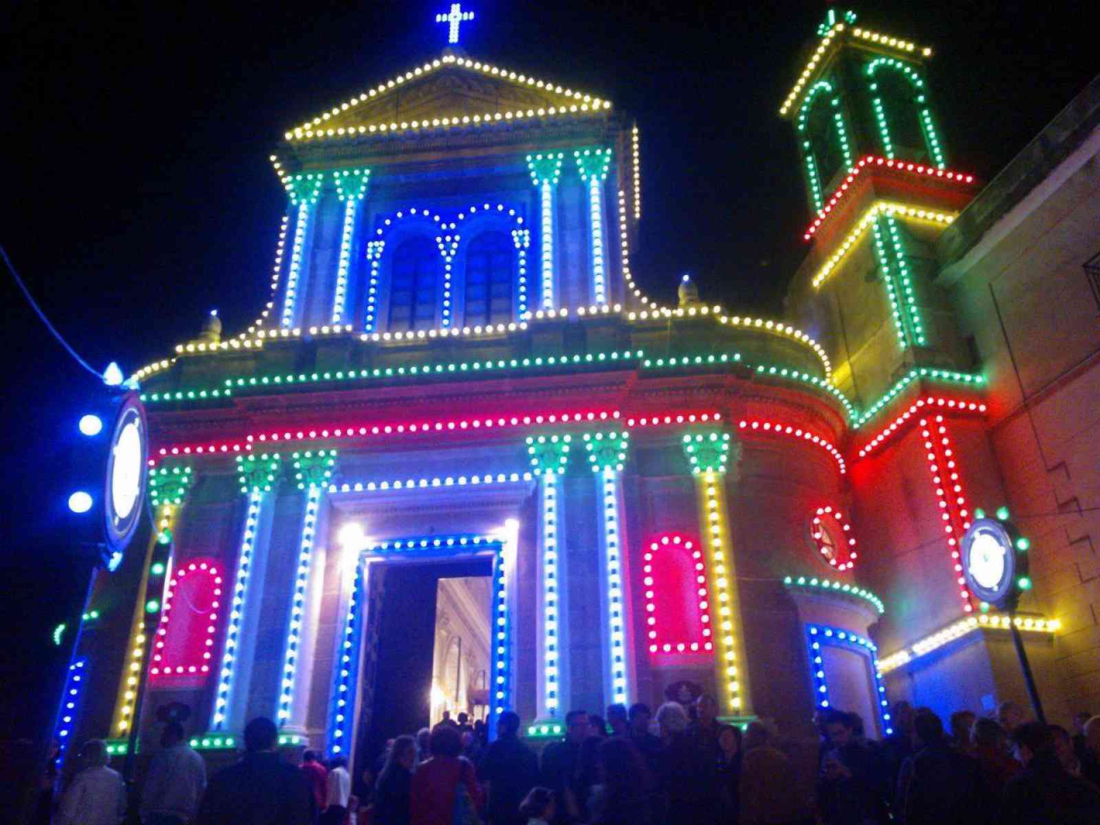 Sambuca. Luminarie mozzafiato per i festeggiamenti in onore di Maria Santissima dell’Udienza
