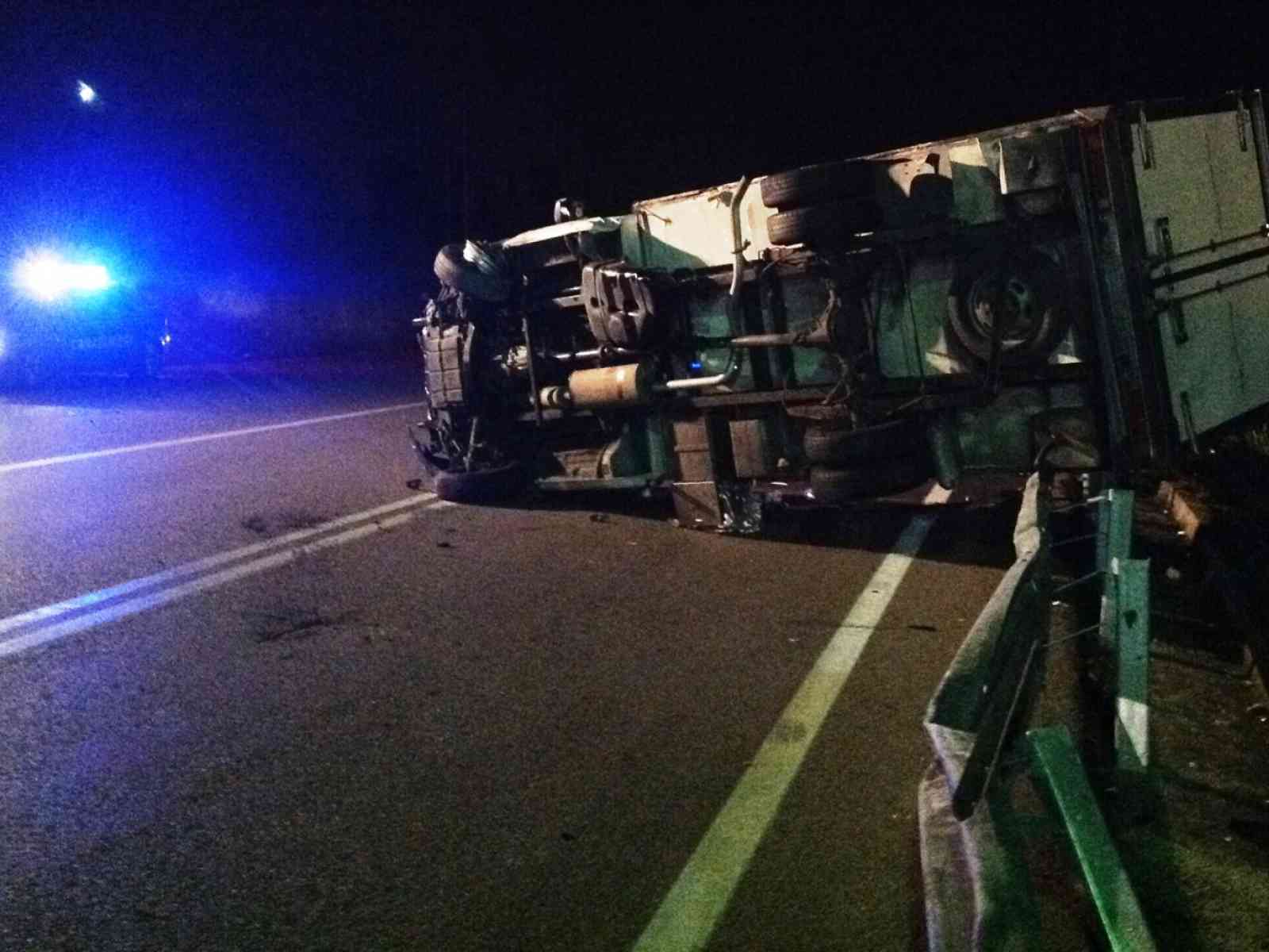 Incidente stradale sulla Fondovalle Palermo-Sciacca. Camion si ribalta
