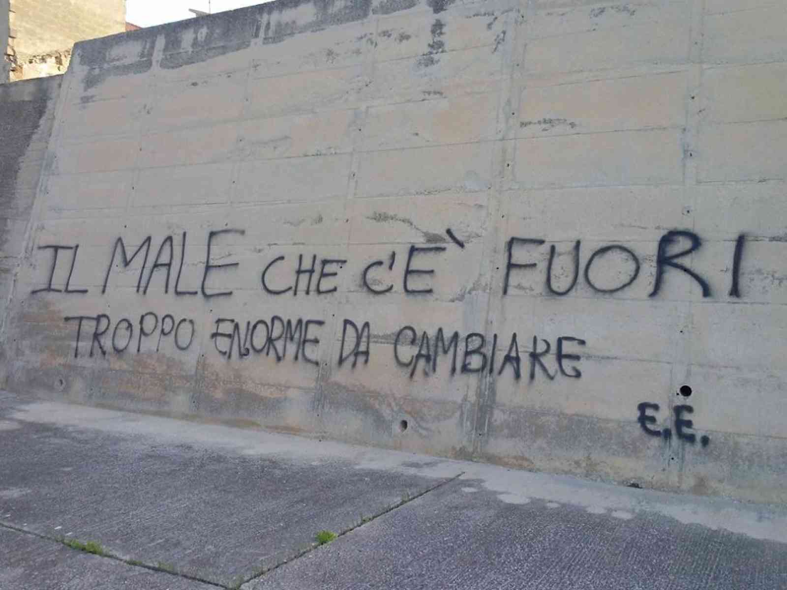 Menfi. Spazzatura e scritte murali vicino l'opera realizzata da Opiemme