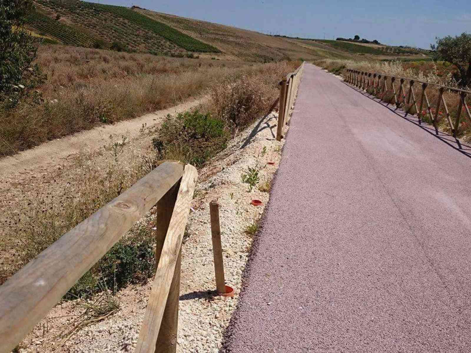 Menfi. Pali divelti: vandali già in azione sul nuovo tratto della pista ciclabile