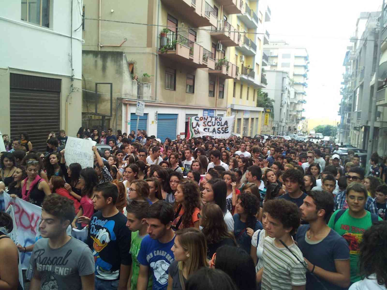 Studenti in corteo per le strade di Sciacca: “Maggiori attenzioni per l'istruzione“