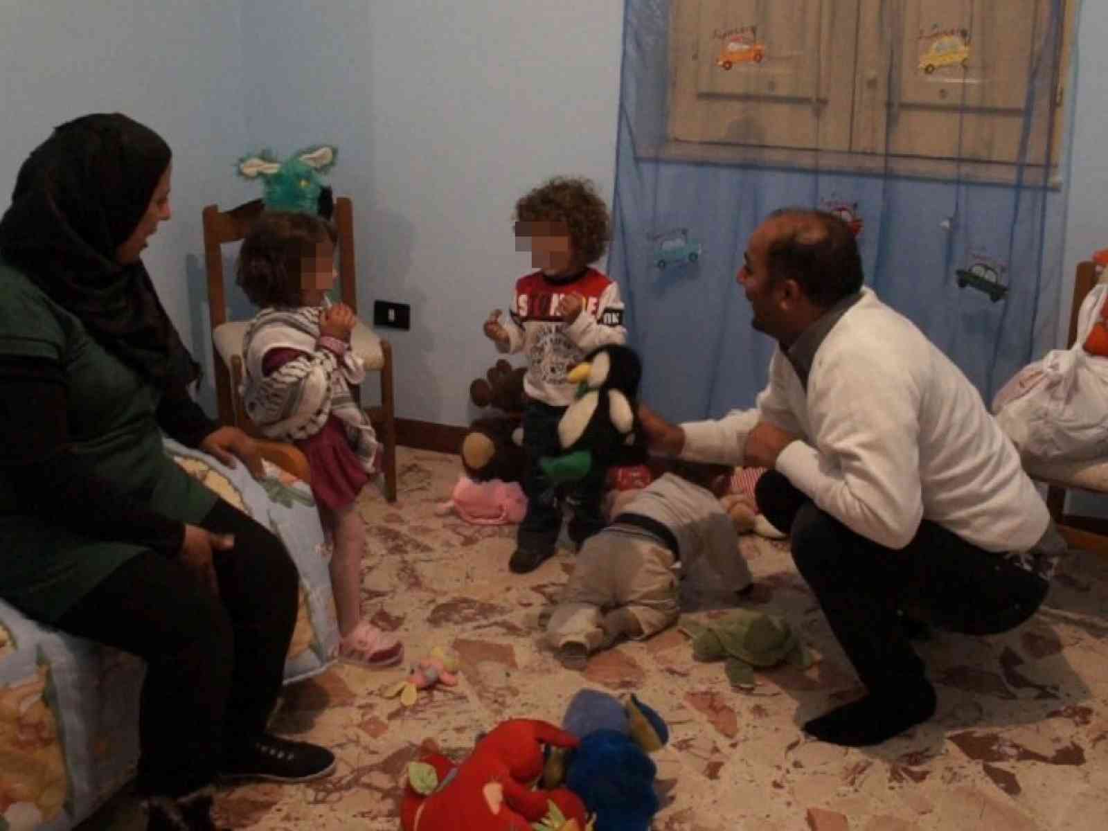 I 6 bambini siriani riabbracciano i genitori dopo il naufragio. Il video