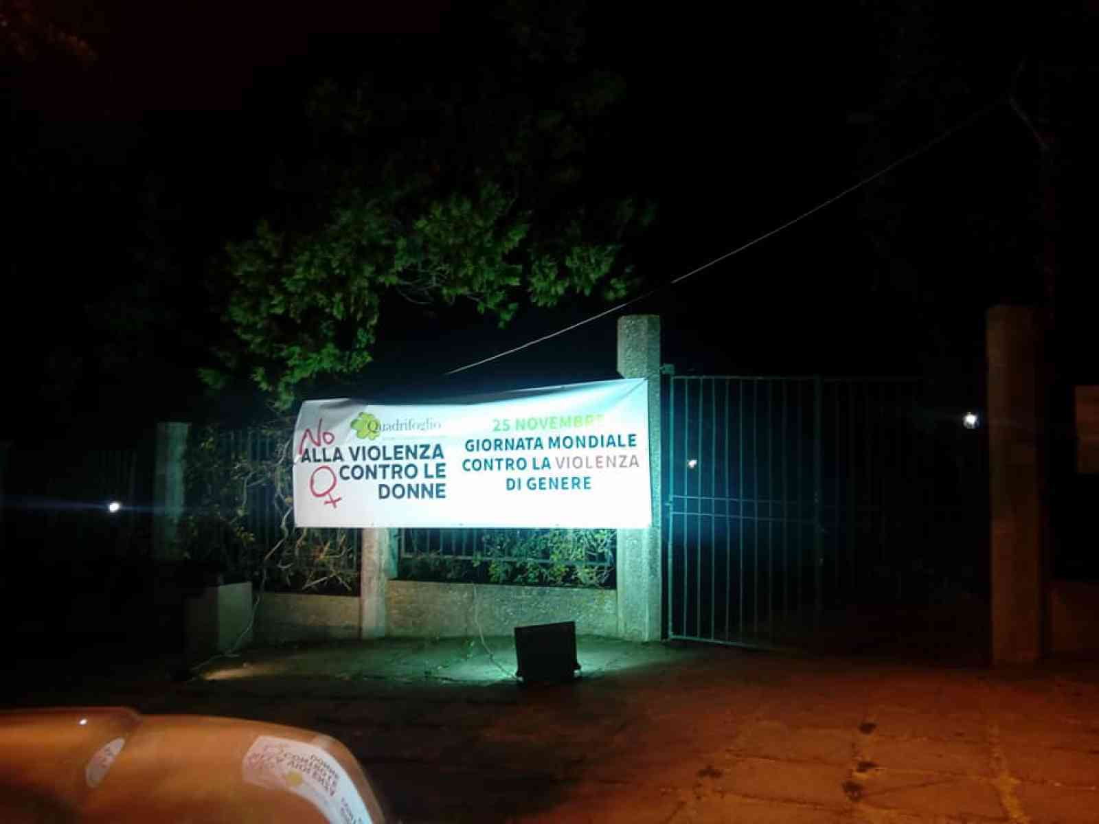 Santa Margherita. Uno striscione contro la violenza sulle donne