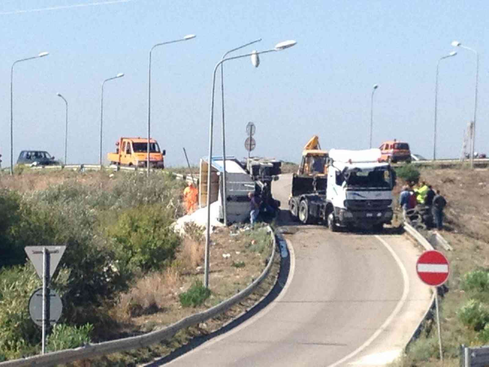 Camion si ribalta all'uscita di Menfi in direzione Sciacca. Traffico in tilt