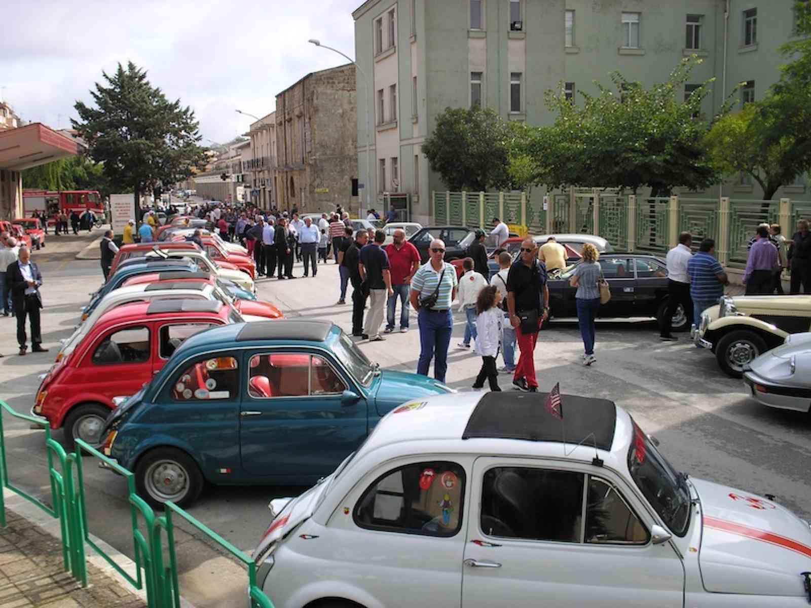 Oltre 70 vetture e 20 moto d'epoca per il raduno in occasione del “FicodindiaFest”