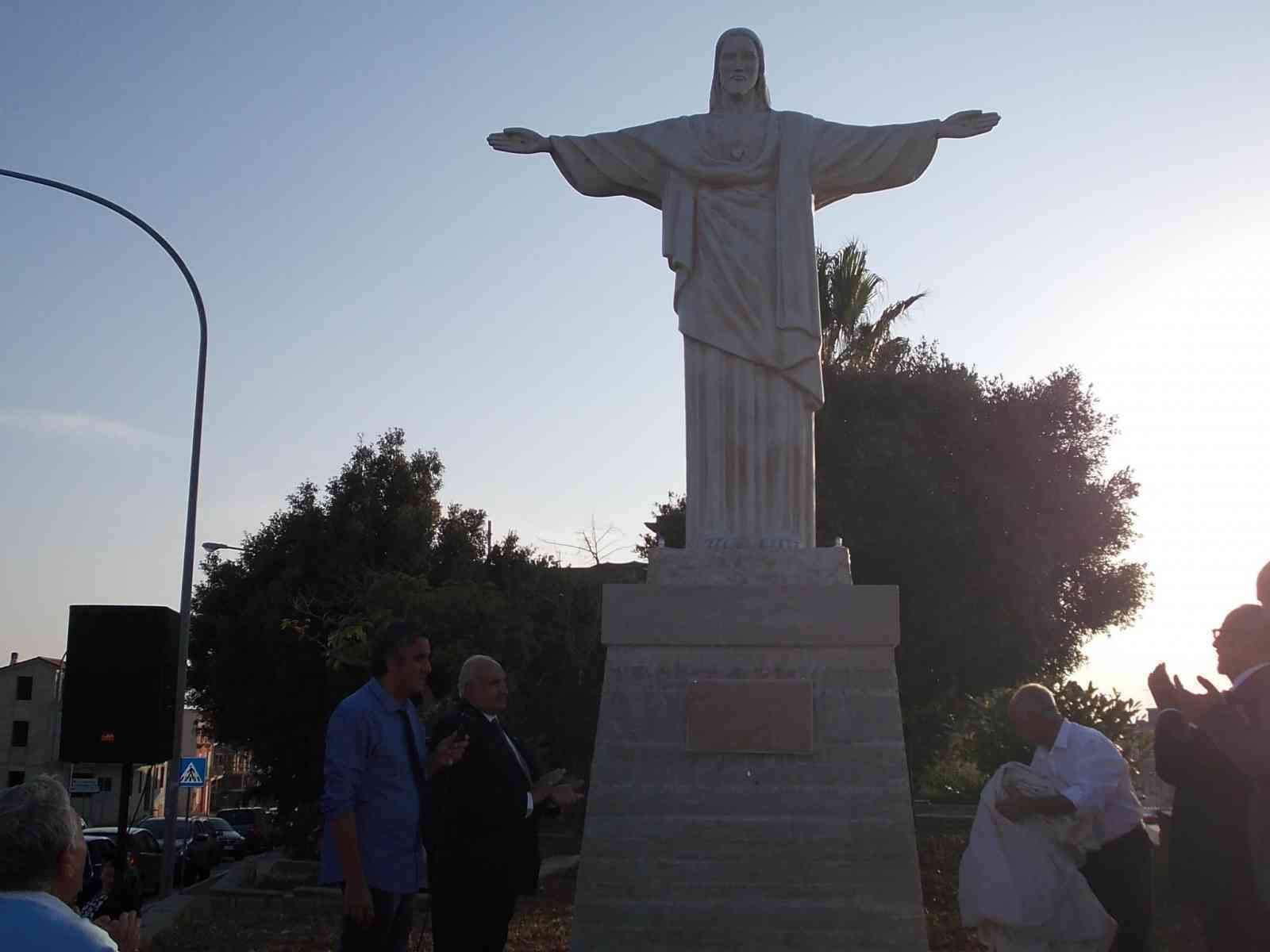 Inaugurata in Piazza Loi la statua del “Cristo Redentore“