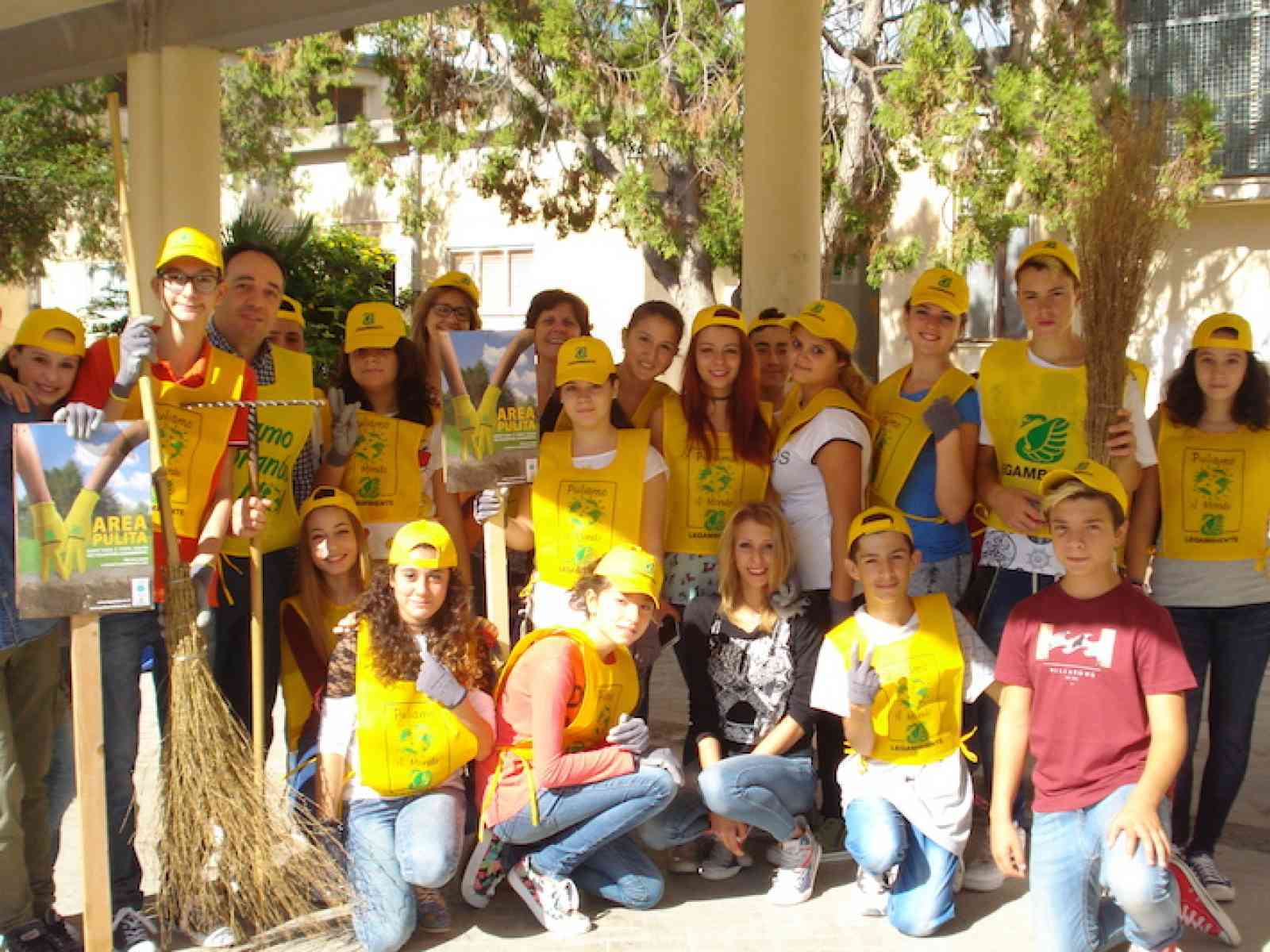 “Puliamo il Mondo”. I giovani di Menfi aderiscono all'iniziativa e ripuliscono le scuole