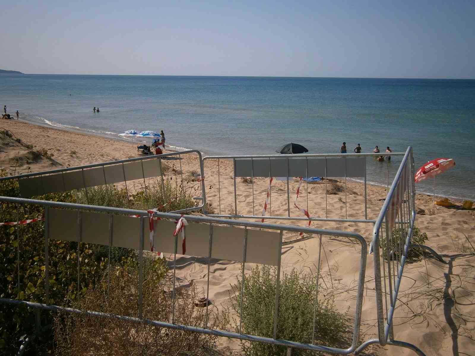 Menfi. Filo spinato bellico a pochi metri dalla riva della spiaggia di Lido Fiori