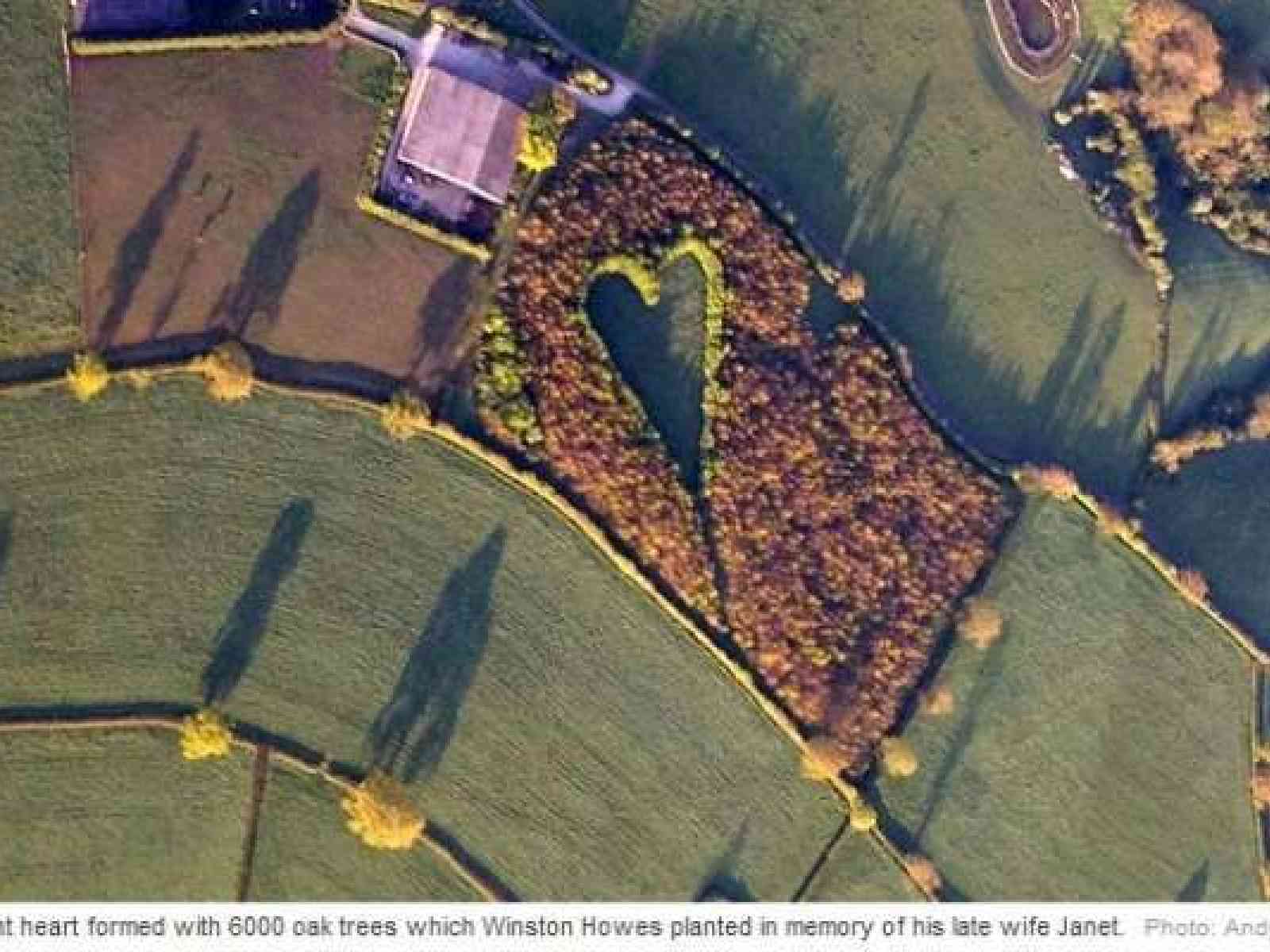 Muore la moglie per un arresto cardiaco. Il marito le dedica un cuore visibile solamente ai satelliti